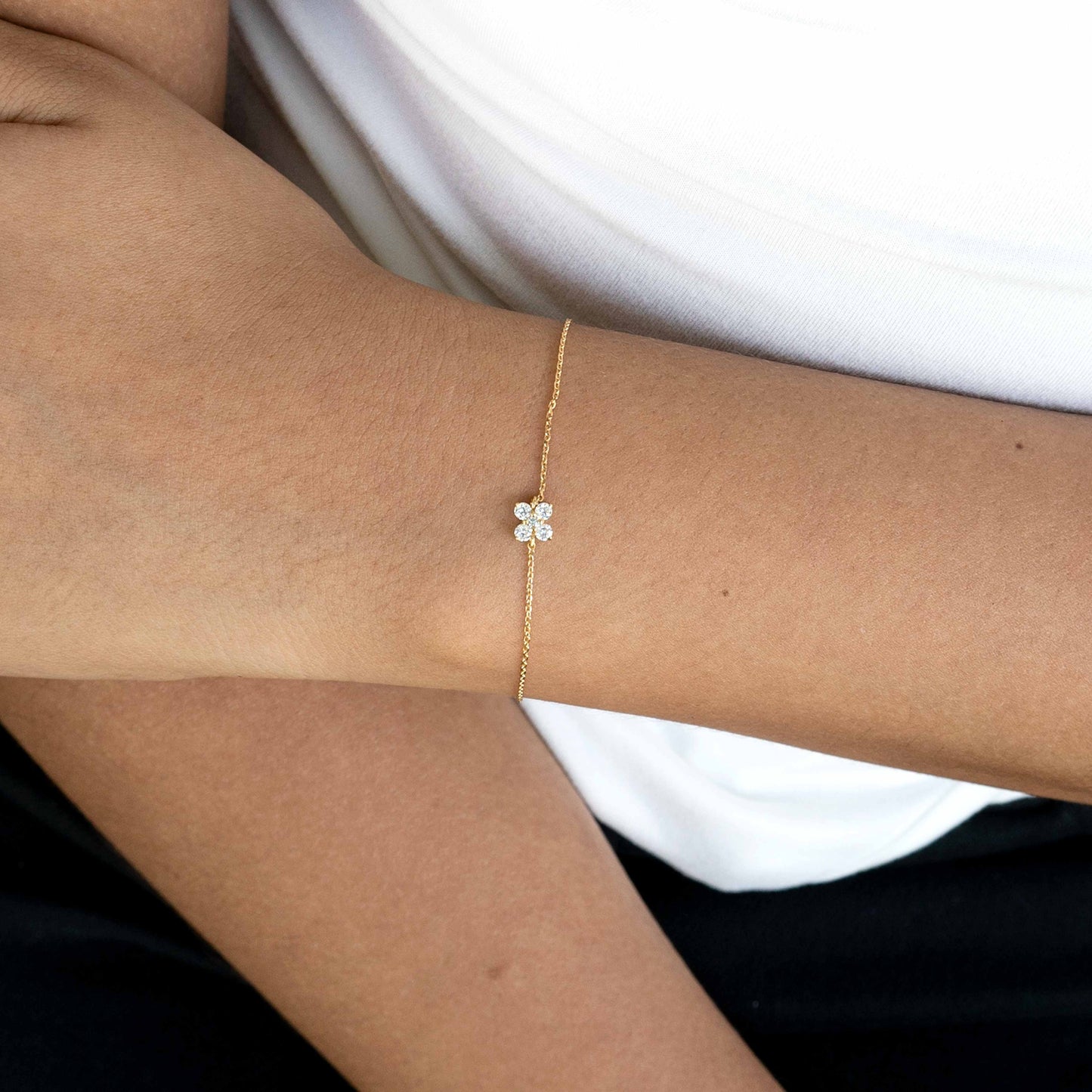 18K Yellow Gold Clover Like Diamond Pendant Bracelet