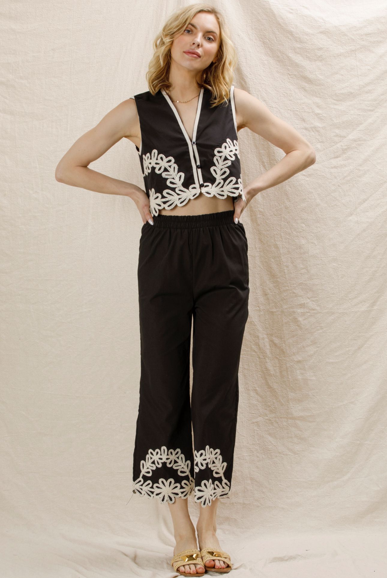 En Creme Sleeveless Embroidered Vest  And Pants Set